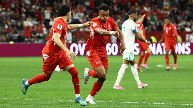 Dua pemain Swiss selebrasi usai mengoyak jala gawang Aljazair pada Jumat (3/7/2026). (REUTERS)