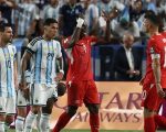 Pemain Swiss, Breel Embolo menerima kartu merah saat melawan Argentina di perempat final Piala Dunia 2026. (AFP)
