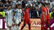 Pemain Swiss, Breel Embolo menerima kartu merah saat melawan Argentina di perempat final Piala Dunia 2026. (AFP)