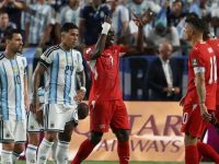 Pemain Swiss, Breel Embolo menerima kartu merah saat melawan Argentina di perempat final Piala Dunia 2026. (AFP)