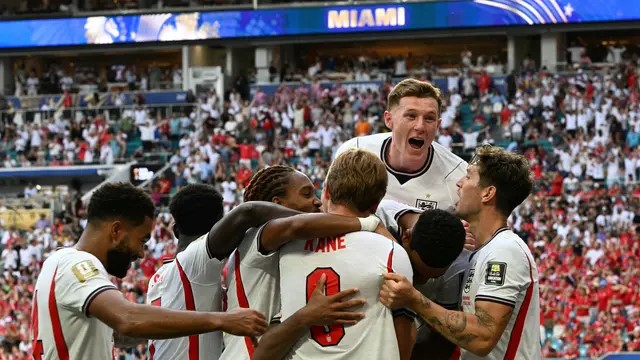 Timnas Inggris melakukan selebrasi melawan Timnas Norwegia. (AFP)