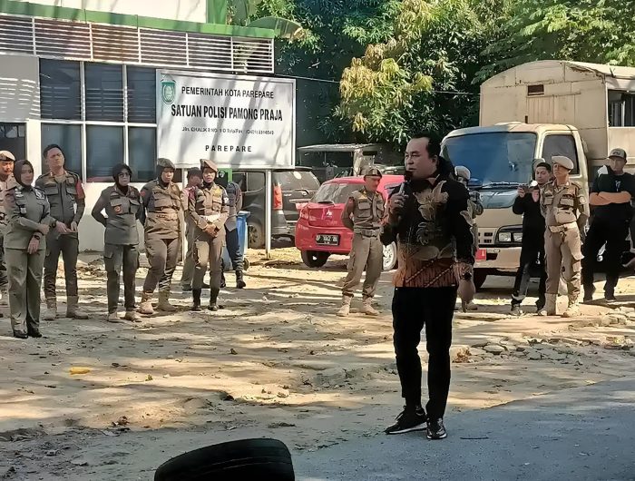 Anggota DPRD Parepare, Sappe saat unjuk rasa di Kantor Satpol PP. (Dok.ist)