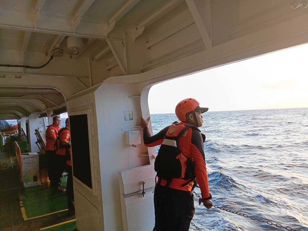 Tim SAR mencari penumpang KM Nurul Salsa yang tenggelam di perairan Selayar. (Dok.ist)
