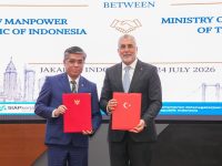 Menaker Yassierli dan Menteri Perburuhan dan Jaminan Sosial Republik Turkiye, Vedat Işıkhan, di Jakarta, pada Jumat (24/7/2026). (Kemnaker)