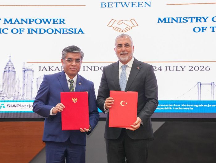 Menaker Yassierli dan Menteri Perburuhan dan Jaminan Sosial Republik Turkiye, Vedat Işıkhan, di Jakarta, pada Jumat (24/7/2026). (Kemnaker)