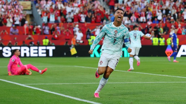 Ronaldo melakukan selebrasi setelah mengoyak jala gawang Kroasia di Stadion Toronto pada Jumat (3/7/2026). (REUTERS)