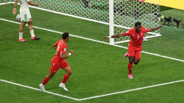 Breel Embolo selebrasi setelah menjebol gawang Aljazair pada Jumat (3/7/2026). (AFP)