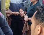 Anak dari terduga pelaku pencurian ayam menangis melihat ayahnya yang sudah tidak bernapas. (tangkapan layar @fyiid)