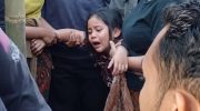 Anak dari terduga pelaku pencurian ayam menangis melihat ayahnya yang sudah tidak bernapas. (tangkapan layar @fyiid)