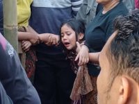 Anak dari terduga pelaku pencurian ayam menangis melihat ayahnya yang sudah tidak bernapas. (tangkapan layar @fyiid)