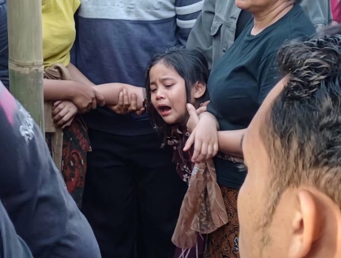 Anak dari terduga pelaku pencurian ayam menangis melihat ayahnya yang sudah tidak bernapas. (tangkapan layar @fyiid)