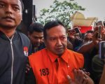 Tersangka kasus dugaan korupsi dana hibah kelompok masyarakat Pemerintah Provinsi Jawa Timur, Moch. Mahrus (tengah) di Gedung Merah Putih KPK, Jakarta, Selasa 28 Juli 2026. (ANTARA)