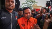 Tersangka kasus dugaan korupsi dana hibah kelompok masyarakat Pemerintah Provinsi Jawa Timur, Moch. Mahrus (tengah) di Gedung Merah Putih KPK, Jakarta, Selasa 28 Juli 2026. (ANTARA)