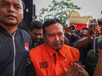 Tersangka kasus dugaan korupsi dana hibah kelompok masyarakat Pemerintah Provinsi Jawa Timur, Moch. Mahrus (tengah) di Gedung Merah Putih KPK, Jakarta, Selasa 28 Juli 2026. (ANTARA)