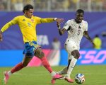 Pemain Kolombia (kiri) dan Ghana (kanan) berebut bola di Stadion Kansas City pada Sabtu (4/7/2026). (AFP)