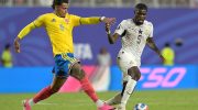 Pemain Kolombia (kiri) dan Ghana (kanan) berebut bola di Stadion Kansas City pada Sabtu (4/7/2026). (AFP)