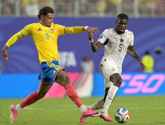 Pemain Kolombia (kiri) dan Ghana (kanan) berebut bola di Stadion Kansas City pada Sabtu (4/7/2026). (AFP)