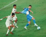 Pemain Persib Bandung dan Arema FC berebut bola pada laga Grup A Piala Presiden 2026 di Stadion Si Jalak Harupat, Kabupaten Bandung, Sabtu (25/7/2026). (Dok.Piala Presiden)