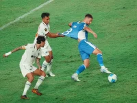 Pemain Persib Bandung dan Arema FC berebut bola pada laga Grup A Piala Presiden 2026 di Stadion Si Jalak Harupat, Kabupaten Bandung, Sabtu (25/7/2026). (Dok.Piala Presiden)