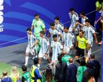 Timnas Argentina memasuki lapangan saat babak kedua akan dimulai. (REUTERS)