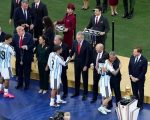 Timnas Argentina dihibur oleh Presiden Asosiasi Sepak Bola Argentina (AFA), Claudio Tapia, pada upacara penghargaan. (AFP)