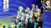 Timnas Argentina memasuki lapangan saat babak kedua akan dimulai. (REUTERS)