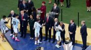 Timnas Argentina dihibur oleh Presiden Asosiasi Sepak Bola Argentina (AFA), Claudio Tapia, pada upacara penghargaan. (AFP)