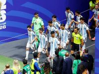 Timnas Argentina memasuki lapangan saat babak kedua akan dimulai. (REUTERS)