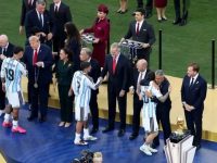 Timnas Argentina dihibur oleh Presiden Asosiasi Sepak Bola Argentina (AFA), Claudio Tapia, pada upacara penghargaan. (AFP)
