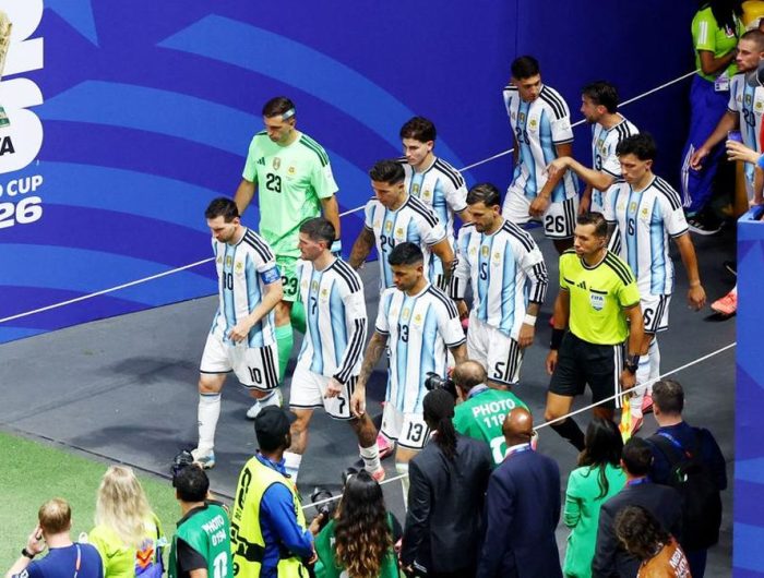 Timnas Argentina memasuki lapangan saat babak kedua akan dimulai. (REUTERS)