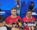 El Loco Gonzales dan Bambang Pamungkas saat trophy tour Piala AFF 2026. (Liputan6.com)