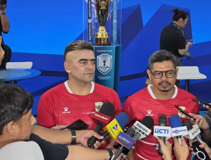 El Loco Gonzales dan Bambang Pamungkas saat trophy tour Piala AFF 2026. (Liputan6.com)