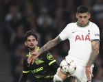Bek Tottenham Hotspur Cristian Romero (putih) dan penyerang Sporting CP Francisco Trincao (hitam). (AP Photo)