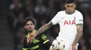 Bek Tottenham Hotspur Cristian Romero (putih) dan penyerang Sporting CP Francisco Trincao (hitam). (AP Photo)