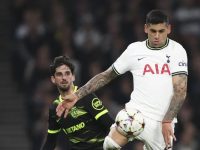 Bek Tottenham Hotspur Cristian Romero (putih) dan penyerang Sporting CP Francisco Trincao (hitam). (AP Photo)