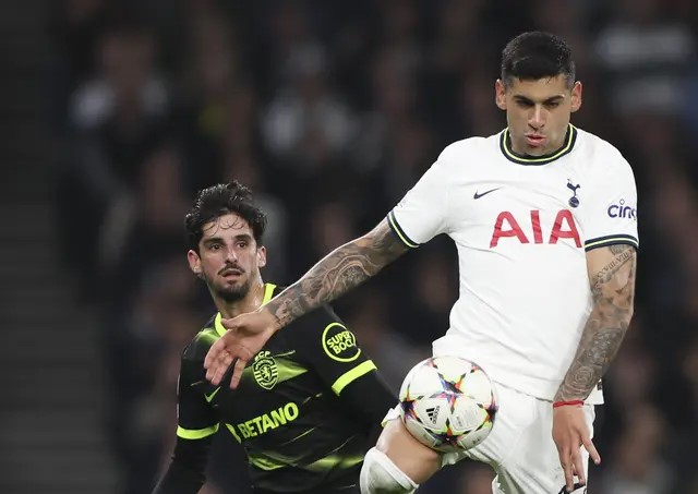 Bek Tottenham Hotspur Cristian Romero (putih) dan penyerang Sporting CP Francisco Trincao (hitam). (AP Photo)