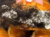 Topping roti Croissant mirip rambut kemaluan. (Todayn)