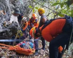 Mahasiswa Universitas Hasanuddin dievakuasi usai terjebak di goa Kalibbong Pangkep. (BPBD Pangkep)