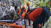 Mahasiswa Universitas Hasanuddin dievakuasi usai terjebak di goa Kalibbong Pangkep. (BPBD Pangkep)