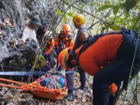 Mahasiswa Universitas Hasanuddin dievakuasi usai terjebak di goa Kalibbong Pangkep. (BPBD Pangkep)