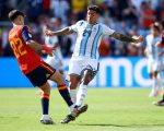 Enzo Fernandez saat melakukan pelanggaran ke Pau Cubarsi. (REUTERS)