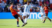 Enzo Fernandez saat melakukan pelanggaran ke Pau Cubarsi. (REUTERS)