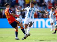 Enzo Fernandez saat melakukan pelanggaran ke Pau Cubarsi. (REUTERS)