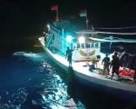 Proses evakuasi 5 korban selamat tenggelamnya KLM Nurul Salsa. (Dok.ist)