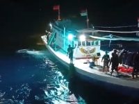 Proses evakuasi 5 korban selamat tenggelamnya KLM Nurul Salsa. (Dok.ist)