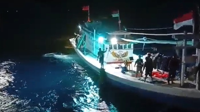 Proses evakuasi 5 korban selamat tenggelamnya KLM Nurul Salsa. (Dok.ist)