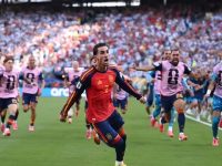 Ferran Torres melakukan selebrasi usai mencetak gol ke gawang Argentina pada Senin (20/7/2026). (AFP)