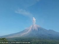 Gunung Semeru mengalami erupsi pada Selasa 14 Juli 2026 pagi hari. (Dok.ist)
