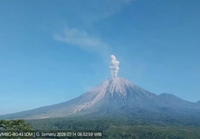 Gunung Semeru mengalami erupsi pada Selasa 14 Juli 2026 pagi hari. (Dok.ist)