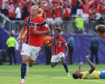 Erling Haaland melakukan selebrasi setelah mencetak gol ke gawang Brasil di New Jersey Stadium pada Senin (6/7/2026). (AP Photo).
